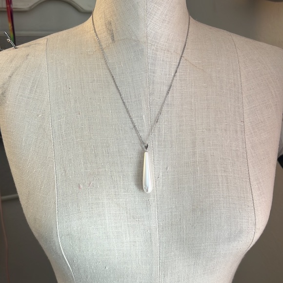 White Shell Pearls Necklace & Earrings set. - Picture 5 of 8